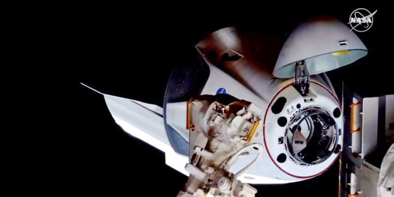 米、9年ぶり有人宇宙飛行成功 初の民間船、基地に到着