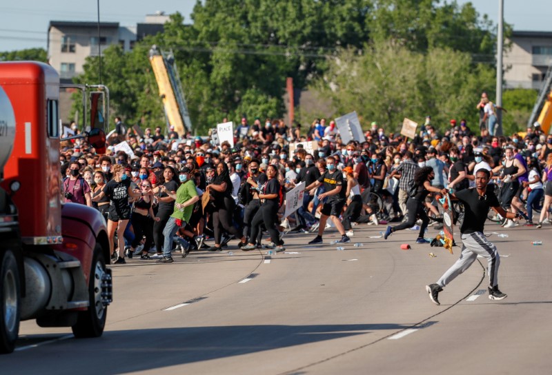 タンクローリーがデモ隊に突っ込む、抗議活動広がる米ミネソタ州
