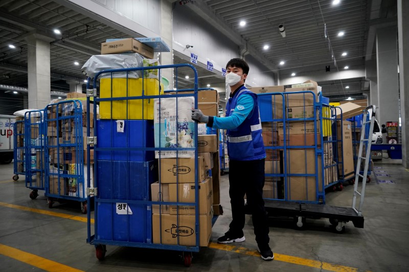 韓国ソウル近郊の物流施設で感染拡大、ソフトバンクＧ出資企業が運営