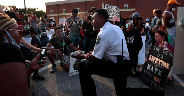 ジョージ・フロイドさん暴行死、警察官も抗議活動に団結を示す。片膝をつき、デモに参加「一緒に歩こう」