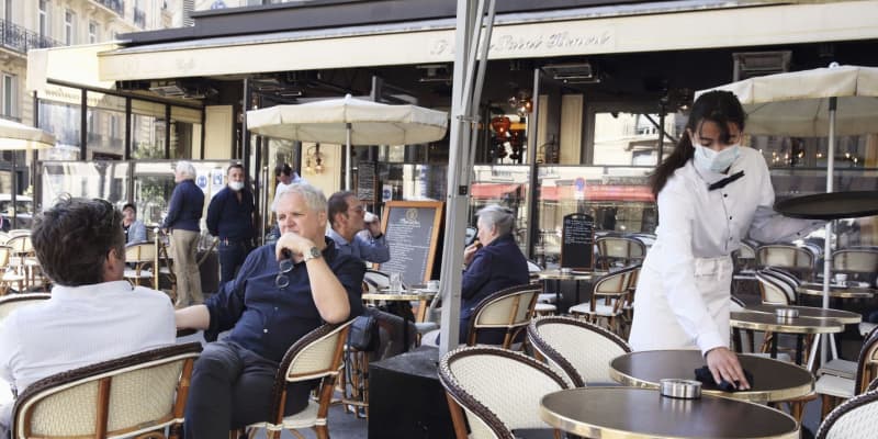 フランス、カフェが営業再開　2カ月半ぶり、パリは屋外に限定