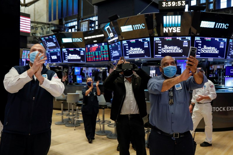 デモもコロナもまるで無視、米株の歴史的急騰に投資家困惑