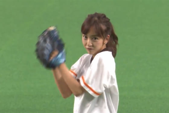 【始球式名場面】元AKB48板野友美さんに球場メロメロ！　笑顔溢れるツーバウンド投球