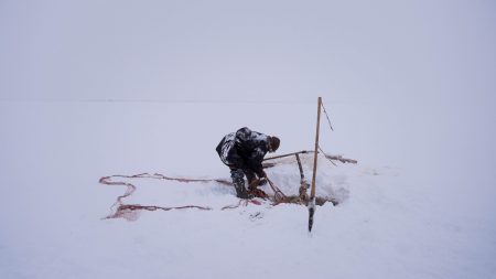トナカイの肉を凍らせ血に浸す─知られざるシベリアの珍味「ストロガニーナ」を追え！ | 米紙記者が極寒のシベリアから食レポ