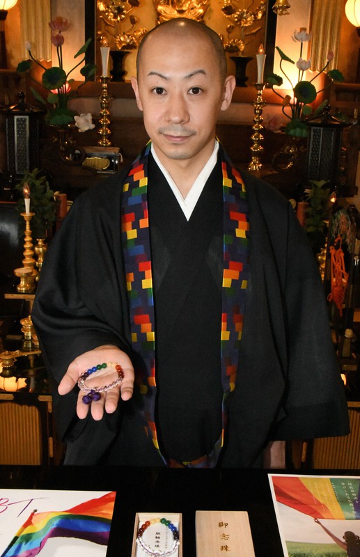 寺で同性結婚式　指輪の代わりに虹色数珠　「性関係なく幸せに」　埼玉・川越