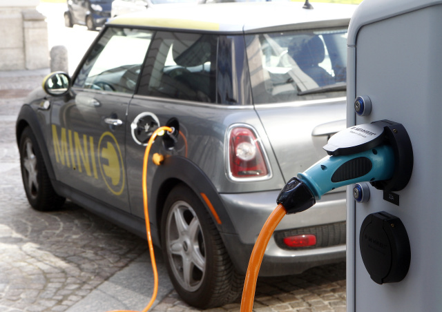 ドイツ、ガソリンスタンドにEV充電器設置を義務づけへ。長距離ドライブの不安解消