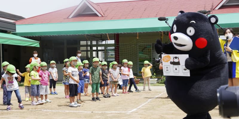 くまモンが手洗い呼びかけ　熊本の保育園をサプライズ訪問