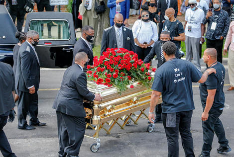 黒人男性ジョージ・フロイドの霊柩車に、警官がひざまずいて弔意を示す