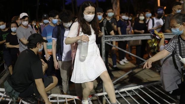 香港で天安門事件の追悼集会　数万人が公園に集結 - BBCニュース