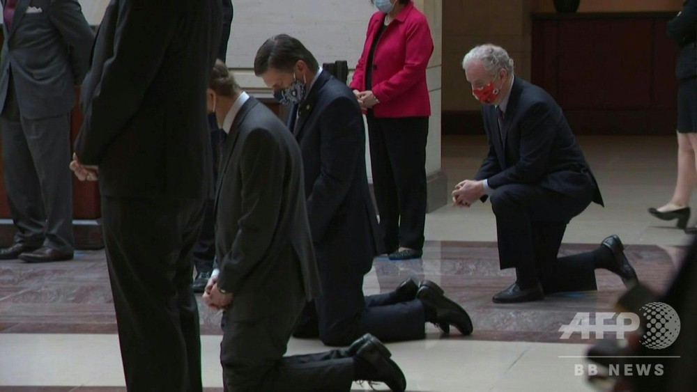動画：連邦議会議事堂でフロイドさん追悼、民主党議員ら ひざまずく姿も