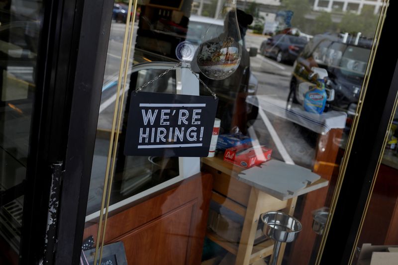 米雇用、5月は予想外の改善　就業者250万人増・失業率13.3％