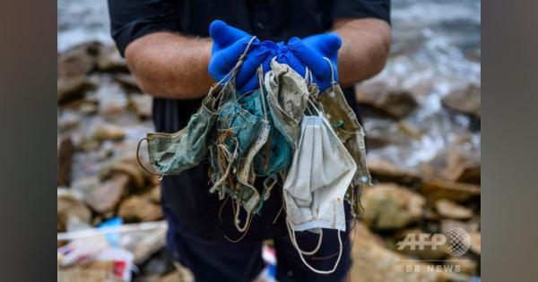 香港海岸に漂着する使い捨てマスクが増加、新たな環境問題に