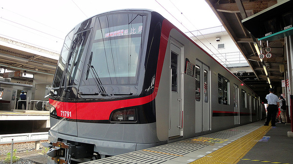 東武メトロ直通 座席指定「THライナー4号」乗車…新設した渡り線で緩行線へ、駅員配置なしで北千住で運転停車