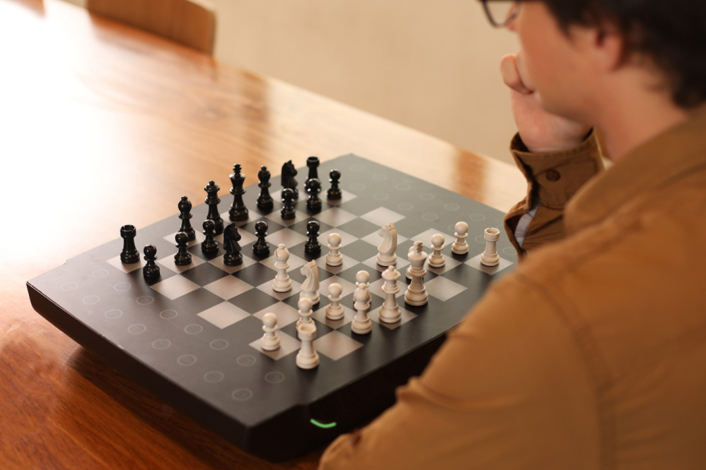 本物の駒が動くロボットチェス盤のSquare Offがリモート対戦に対応