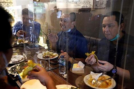 混乱のインドネシア､感染対策より政治優先の知事が規制緩和　邦人は日本料理店｢闇営業｣で対立