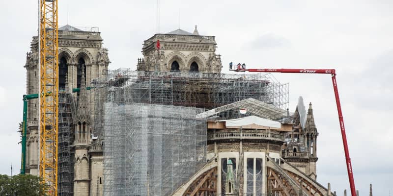 パリ、大聖堂上の足場撤去開始　大火災修復へ重要作業