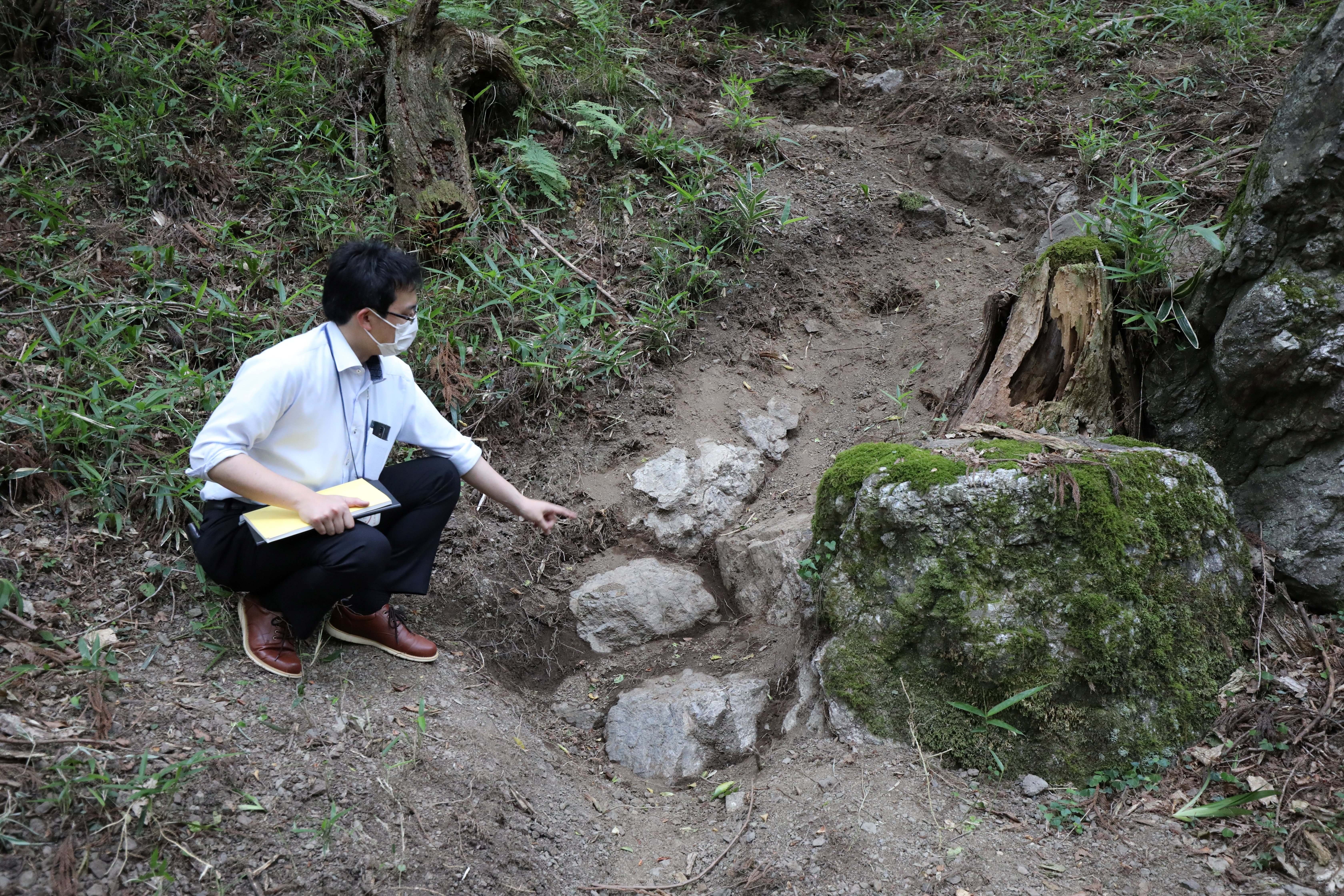 戦国武将・京極氏の遺跡荒らされる　スコップで掘った跡「文化財知識ある人か」　滋賀
