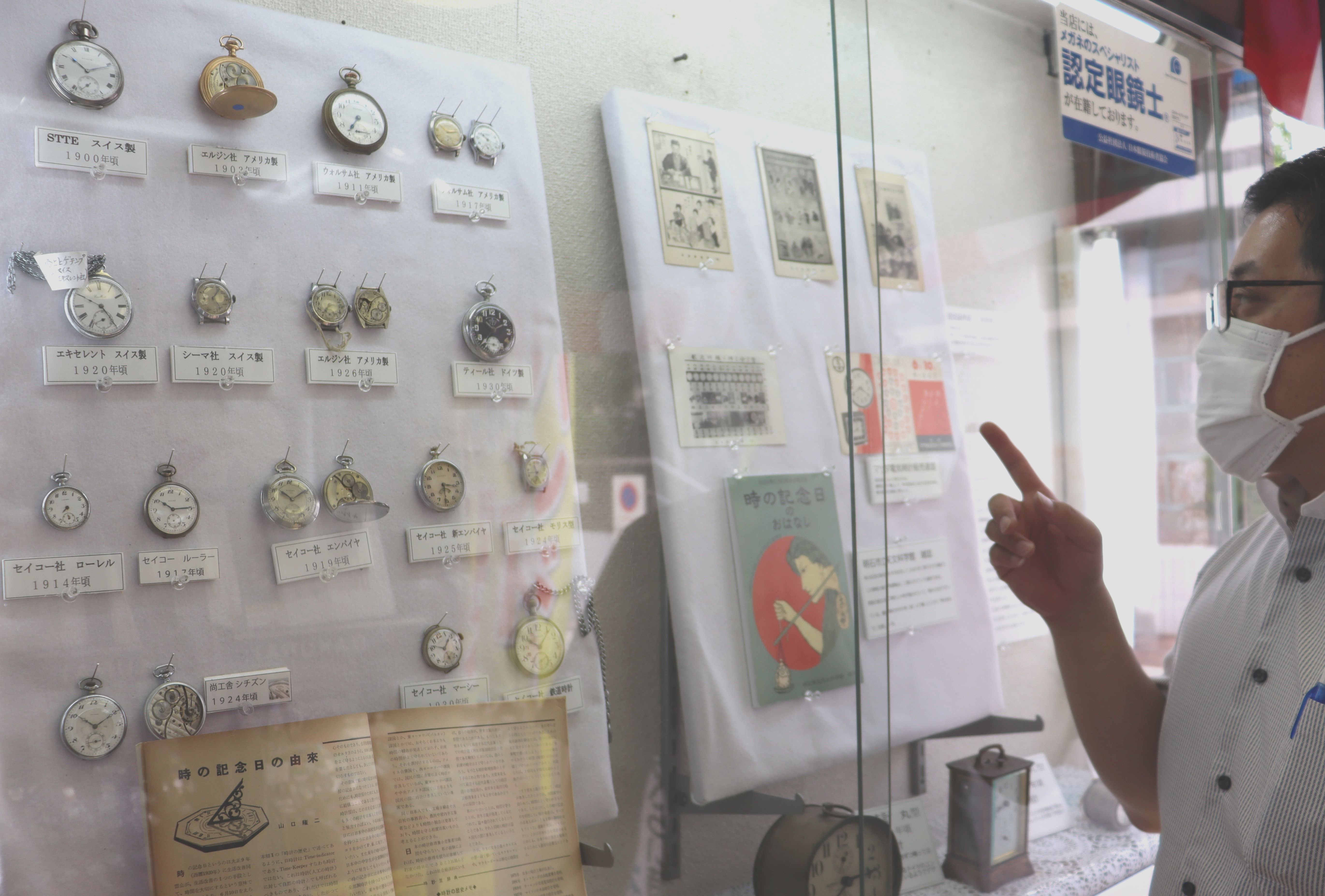 街の時計屋さん、店先に大正レトロ時計　日本初の腕時計モデルも　京都・亀岡