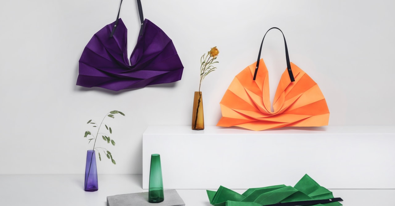 イッタラとイッセイ ミヤケによるホームコレクション、新作バッグやフラワーベースの限定色が登場