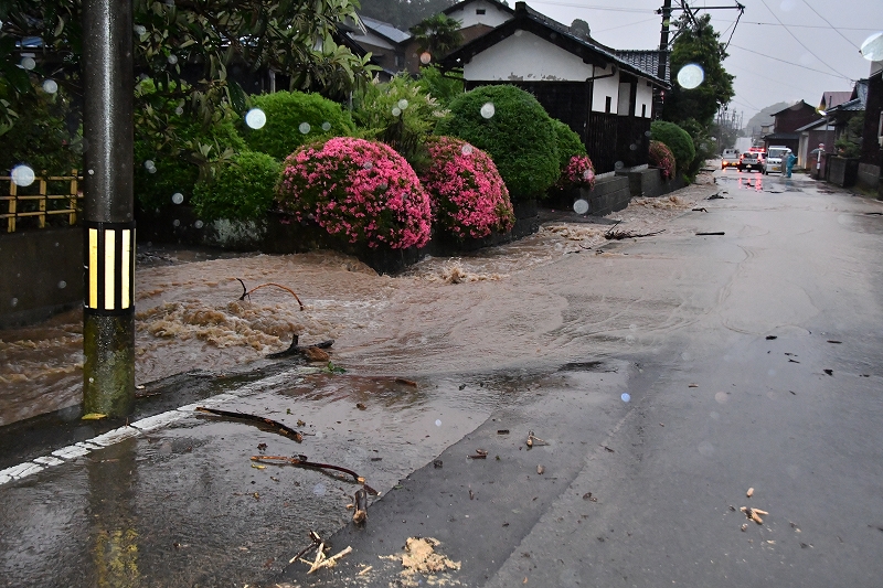 福井県内大雨で道路冠水、土砂崩れも