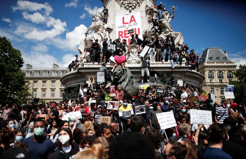 パリで人種差別抗議デモ、機動隊が催涙ガス発射