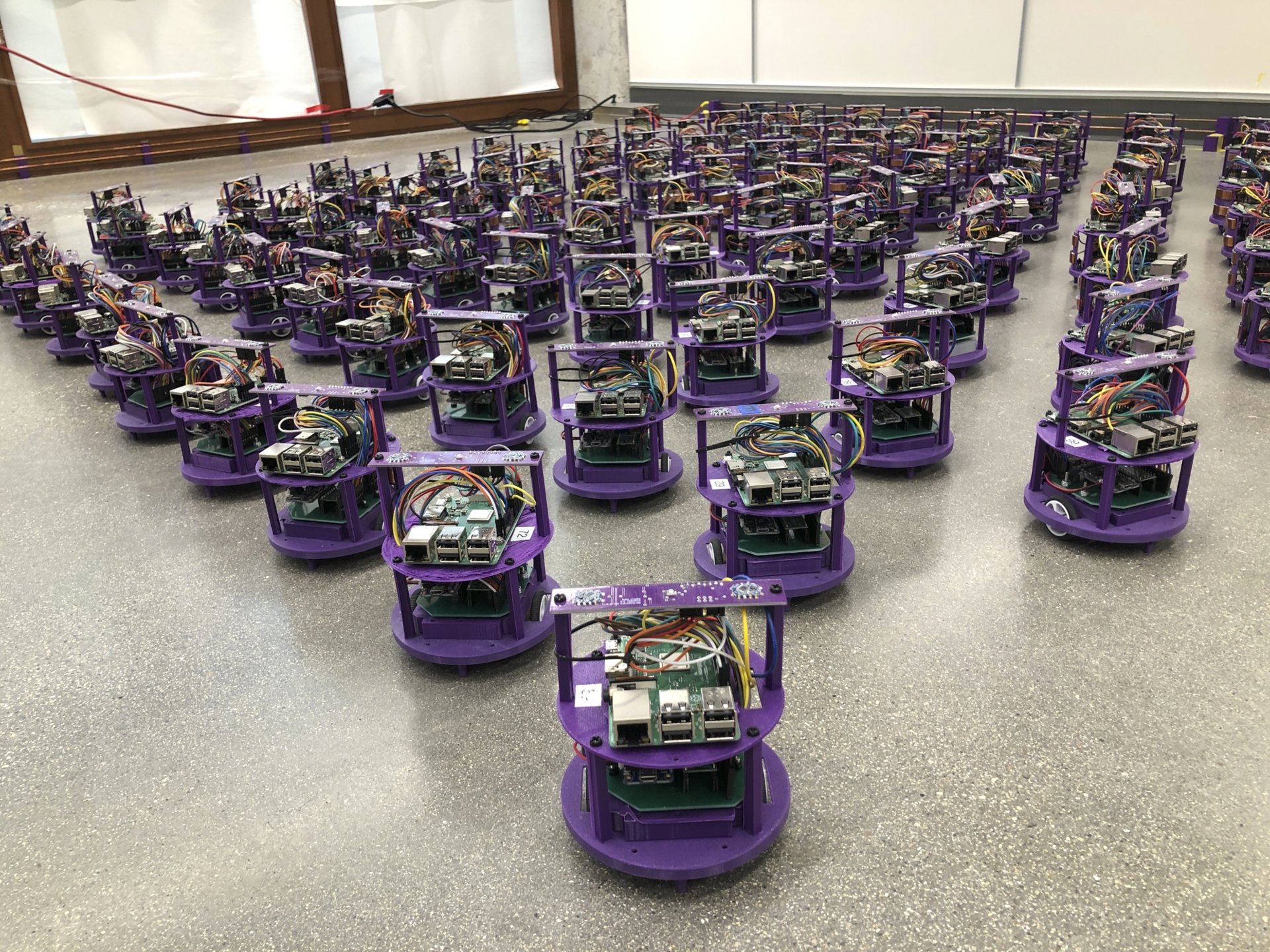 ぶつからない“自動運転ロボットの群れ”アルゴリズム　ノースウェスタン大が開発