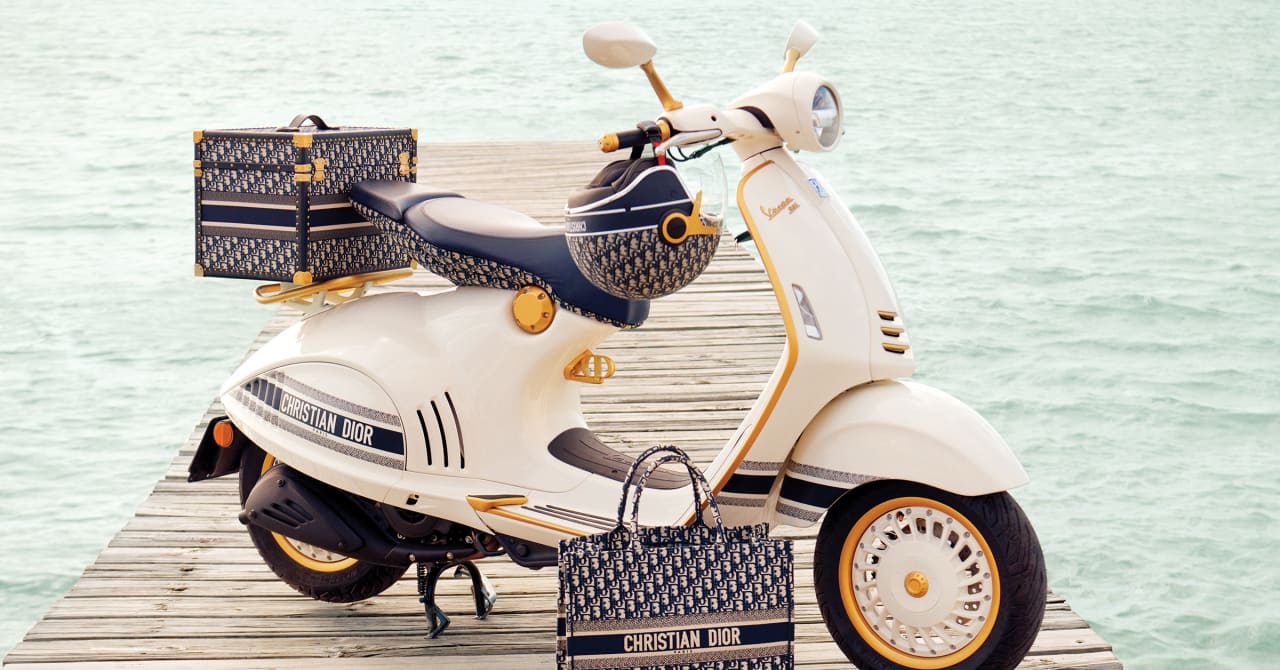 ディオールがイタリアのバイクブランド「ベスパ」とコラボ、オブリーク柄の特別モデル発売へ