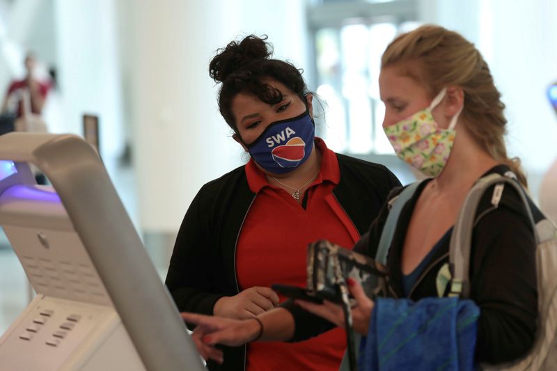 米航空会社、マスク着用拒む乗客の搭乗拒否も　業界団体が新方針