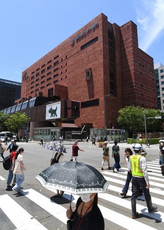 西日本シティ銀の本店ビル、解体準備作業始まる　半世紀、JR博多駅前の象徴