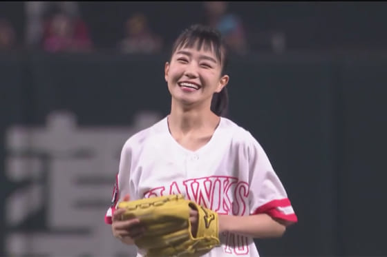 【始球式名場面】美人女優が衝撃のケンタウロス姿　奈緒さんの笑顔溢れるコロコロ投球
