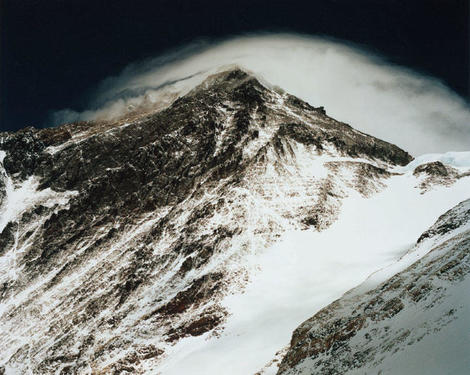 ロックダウンで様変わりするヒマラヤ──写真集で世界最高峰エベレストを体感する