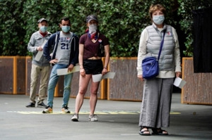 米6州で新型コロナ新規感染者が最多更新、マスク着用義務化広がる - ロイター