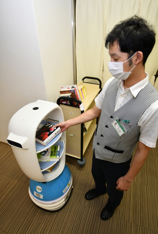 その本、ロボットが届けます　コロナ対策で「運搬ロボ」国内初導入　熊本の図書館