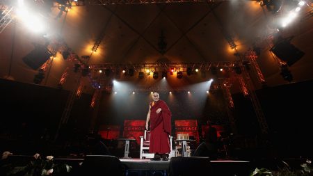 ダライ・ラマ14世が85歳の誕生日にファースト・アルバムをリリース | 収録曲を一部公開