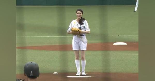【始球式名場面】美女のノーバウンド投球にファン拍手　モデル・朝比奈恵美さんの豪快始球式