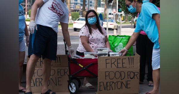 失業中のフィリピン人、出稼ぎ労働者に食料無料配布　ドバイ