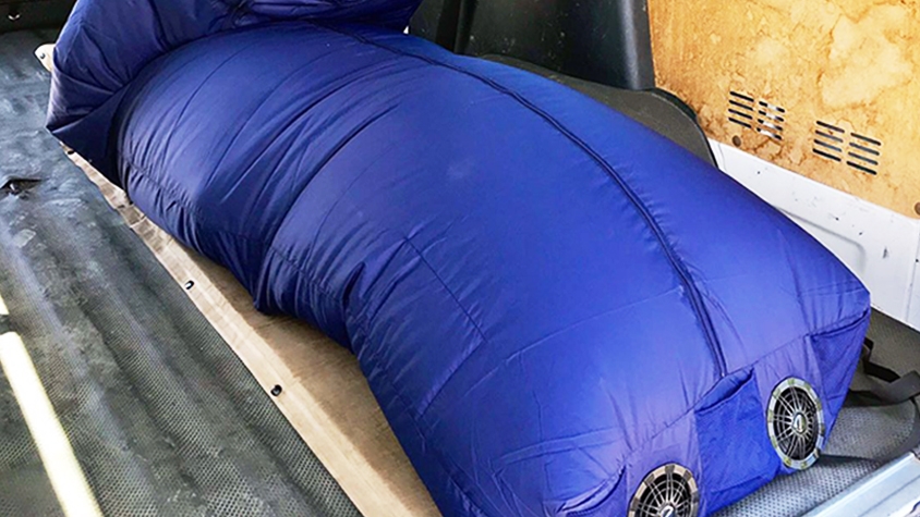 人気YouTuberとコラボ開発！日本初の「空調つき寝袋」