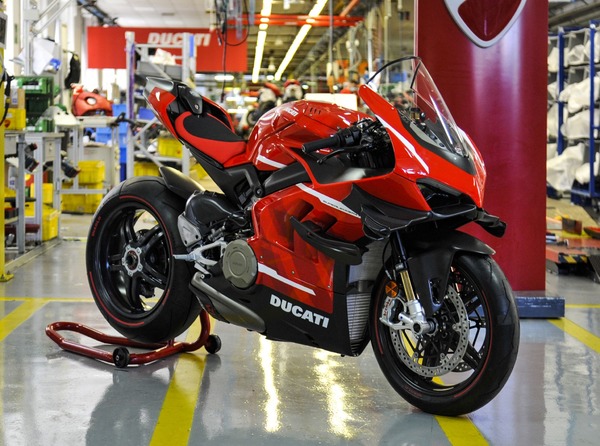 ドゥカティ、スーパーレッジェーラ V4 を生産開始…世界限定500台のスーパーバイク