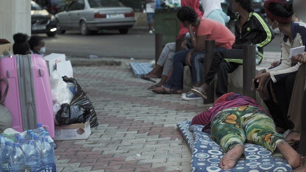 移民の家政婦、大使館前に次々と捨てられる　経済危機のレバノン