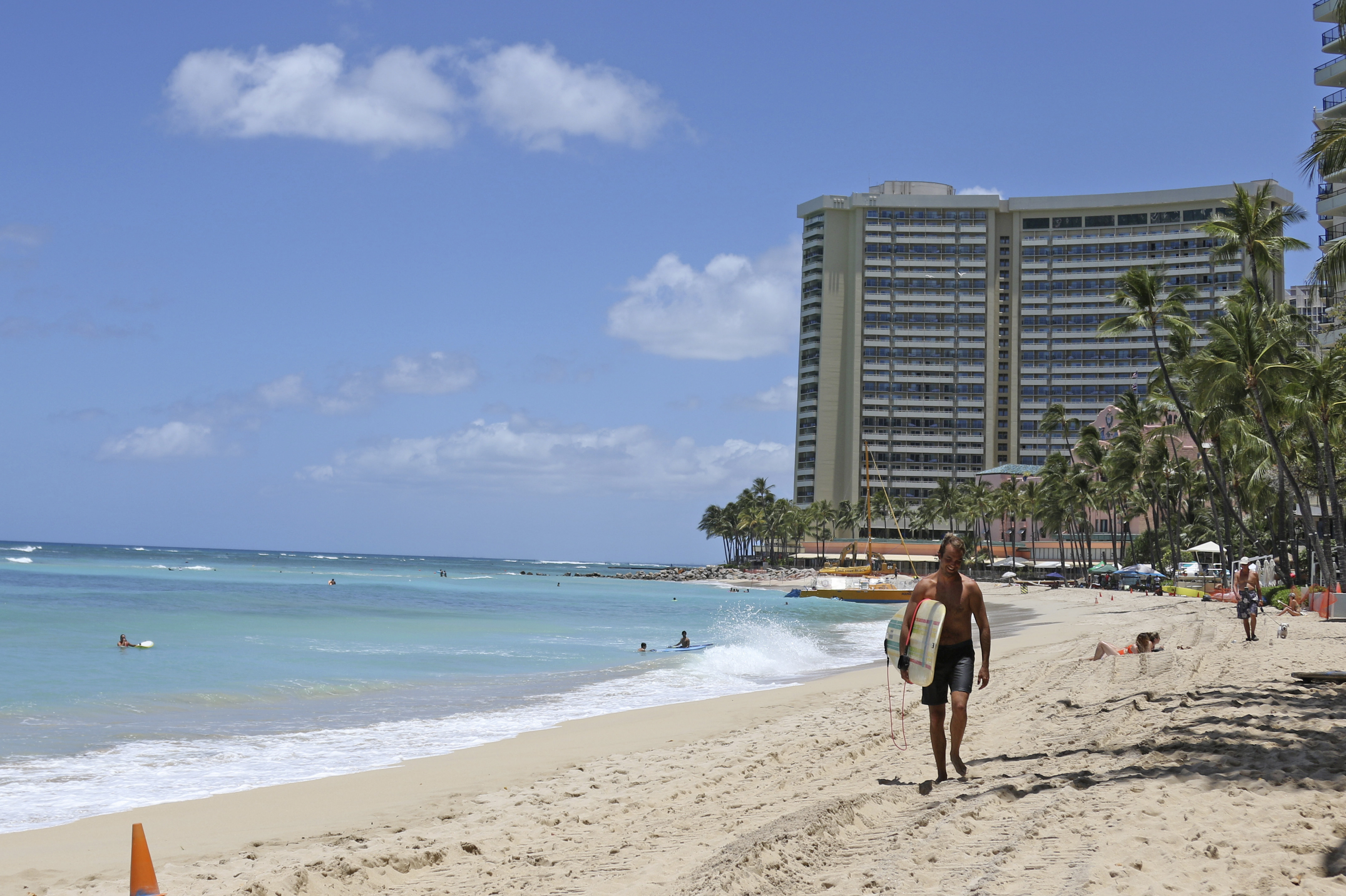 ハワイ州が観光客受け入れ再開模索　新型コロナで観光産業が危機