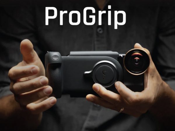 スマホ撮影操作が格段に向上するグリップ「ProGrip」は内蔵バッテリーで充電も！
