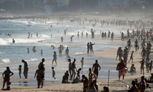 ブラジル、コロナ下でビーチ賑わう　ＷＨＯは感染者数過少と警鐘 - ロイター
