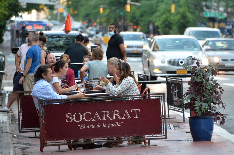 「何とか生き延びた」NYでレストラン屋外飲食可能に　経済再開が本格化