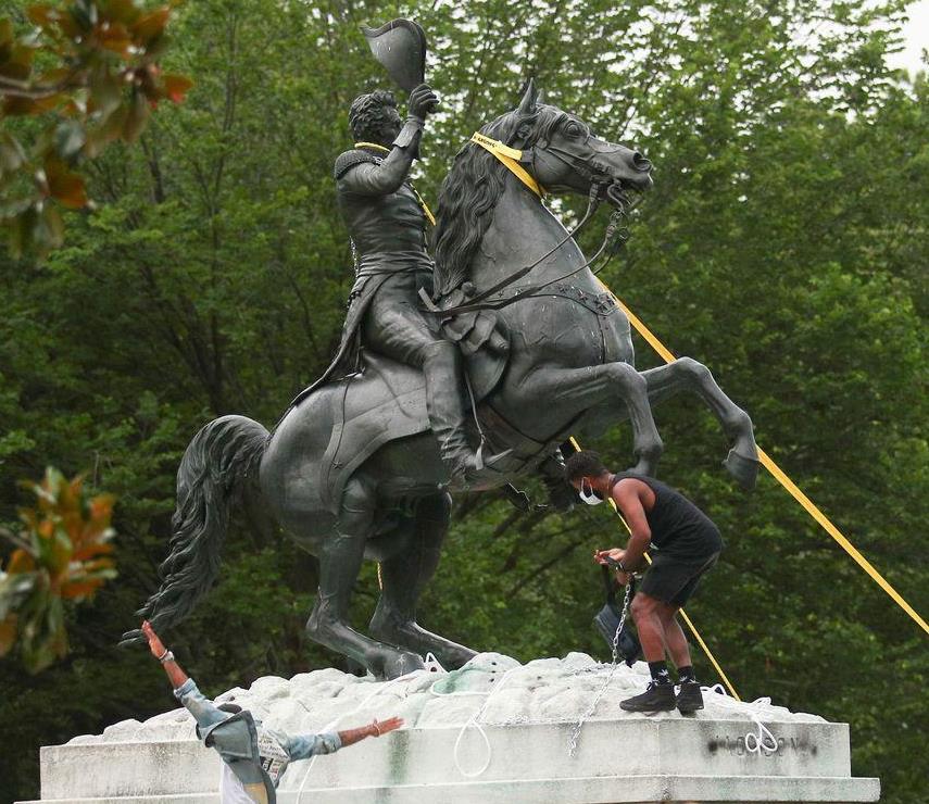「建国の父」ワシントンらも銅像破壊のターゲットに…トランプ大統領、厳罰で臨む姿勢