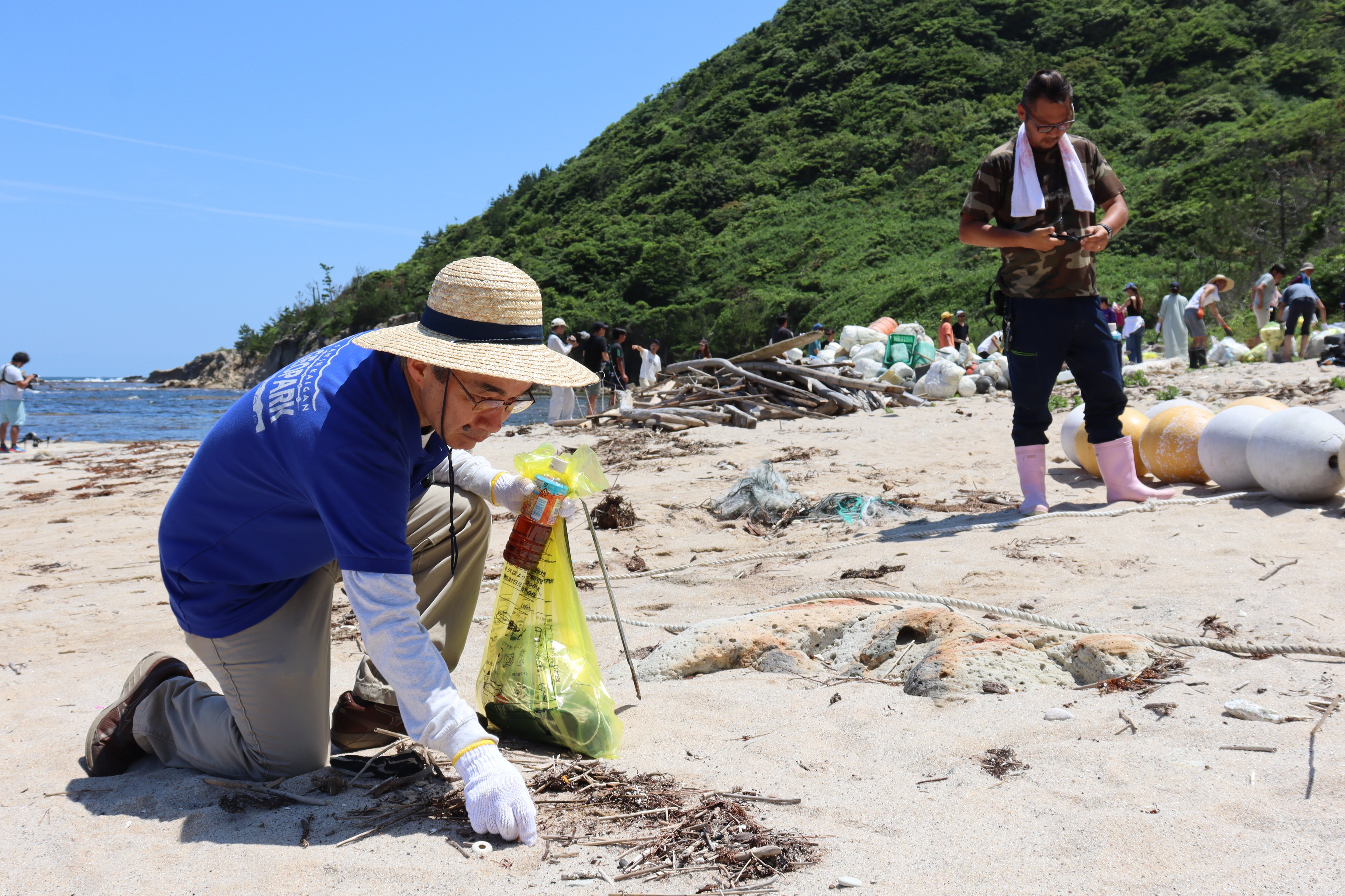 「砂浜を守れ」海洋漂着ごみ回収に汗　漁具やプラスチック片などトラック２台分　京都・京丹後