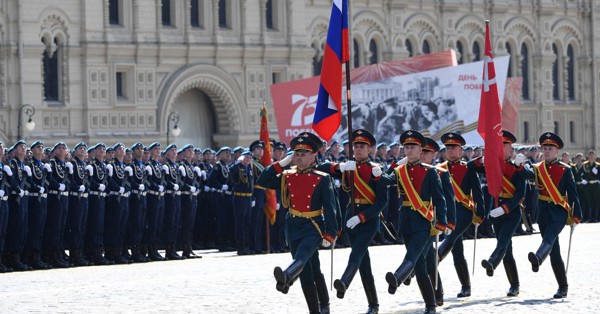 ロシアで対独戦勝記念軍事パレード　プーチン大統領、5選出馬へ布石