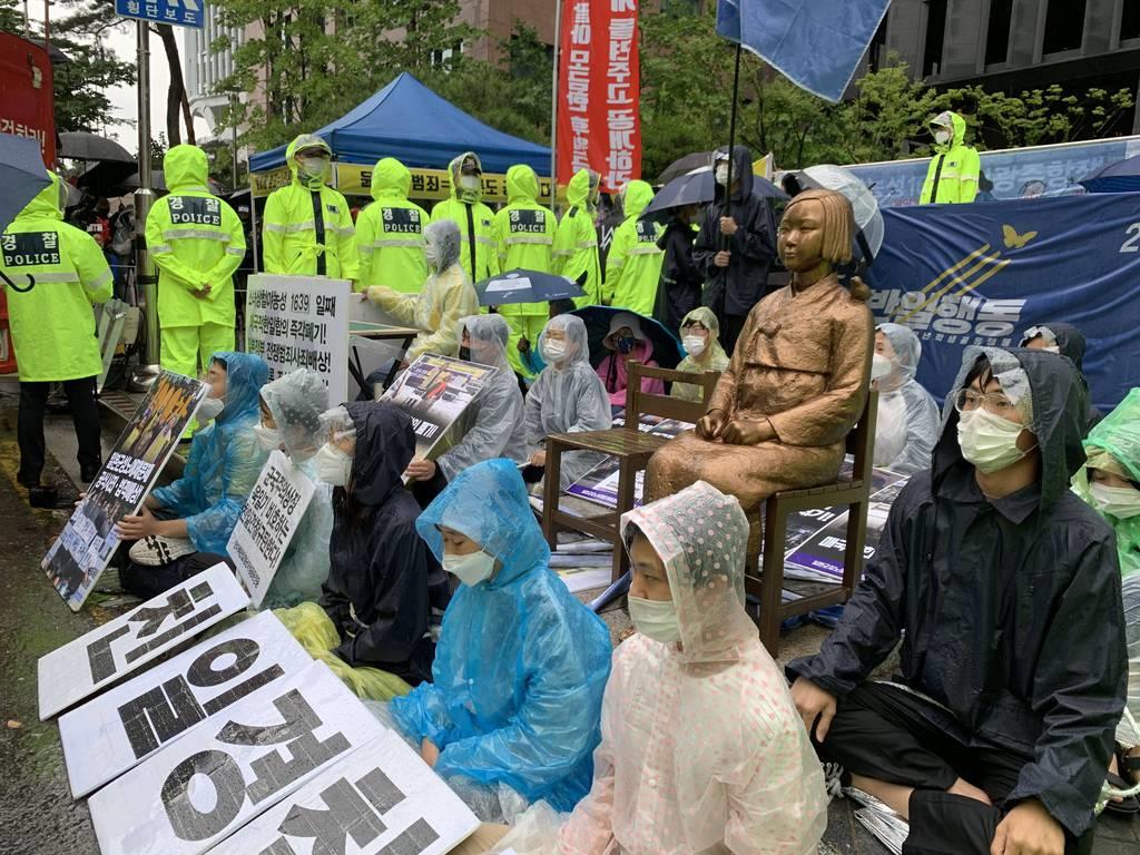 慰安婦像前で集会開けず　韓国反日団体、保守系団体が拒む