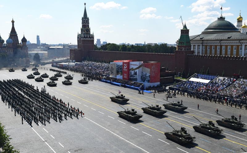ロシアで戦勝軍事パレード、改憲国民投票控え支持押し上げ狙い