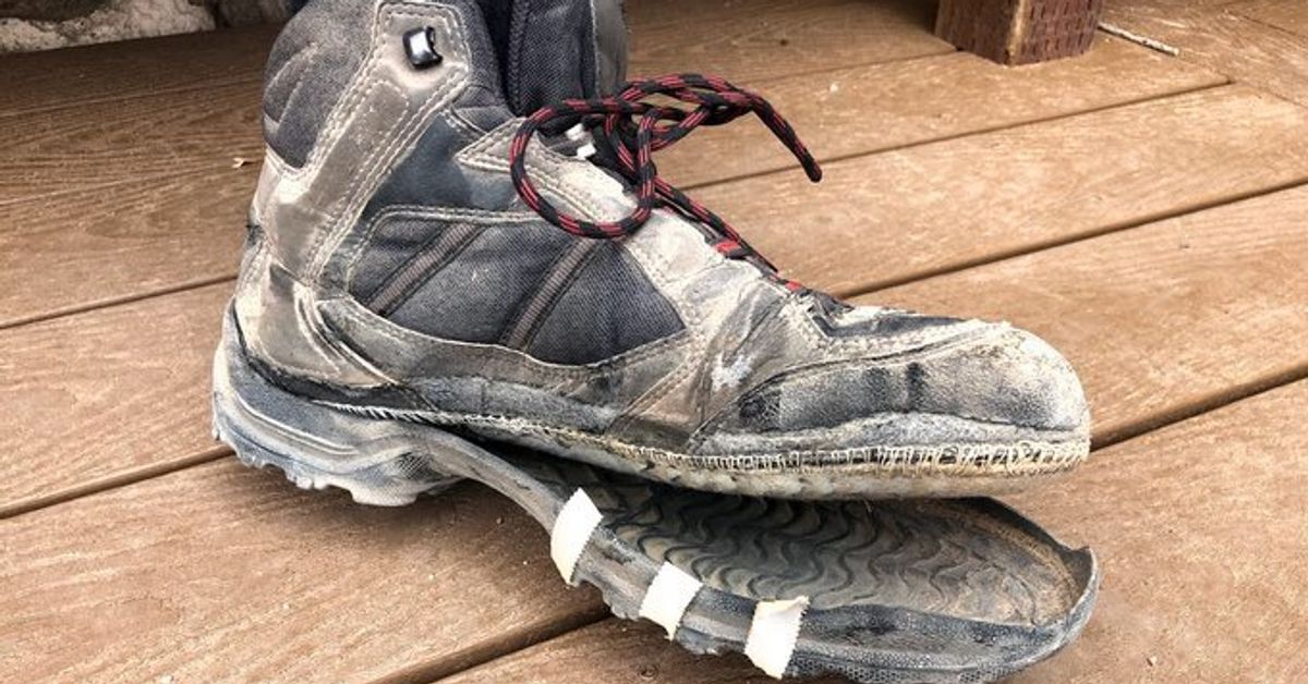 グランドキャニオンは容赦のない環境です ボロボロに裂けた靴の写真で高温注意を呼びかける