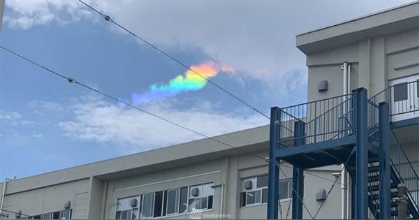 「環水平アーク」が東京上空に出現。鮮やかな虹色の雲